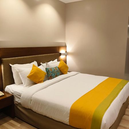 Park Residency Adoor Hotel Adur Buitenkant foto