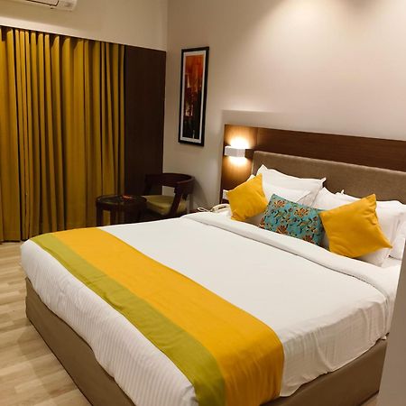 Park Residency Adoor Hotel Adur Buitenkant foto