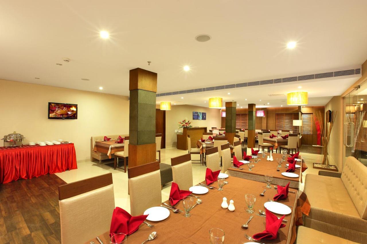 Park Residency Adoor Hotel Adur Buitenkant foto
