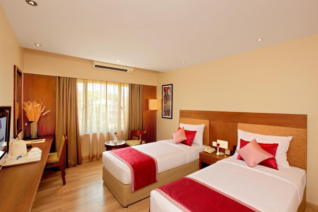 Park Residency Adoor Hotel Adur Buitenkant foto