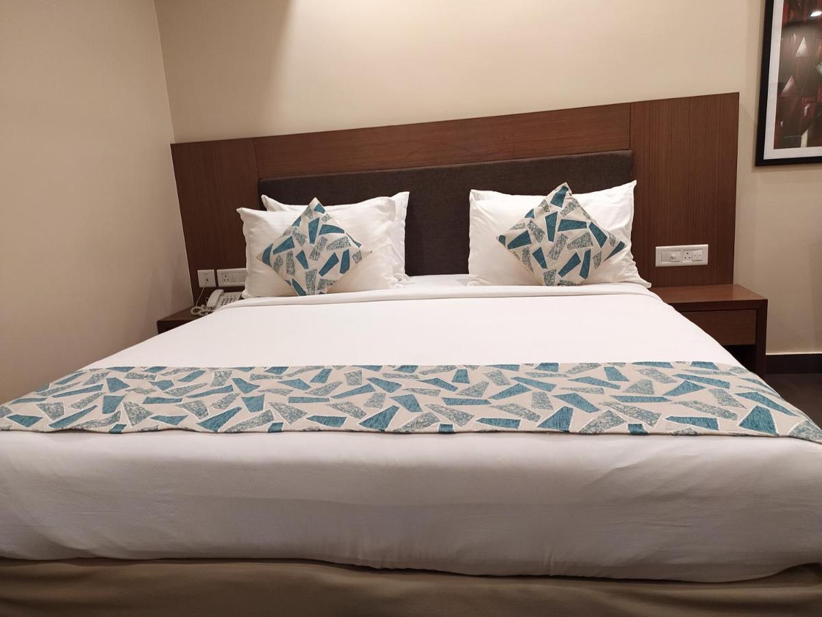 Park Residency Adoor Hotel Adur Buitenkant foto