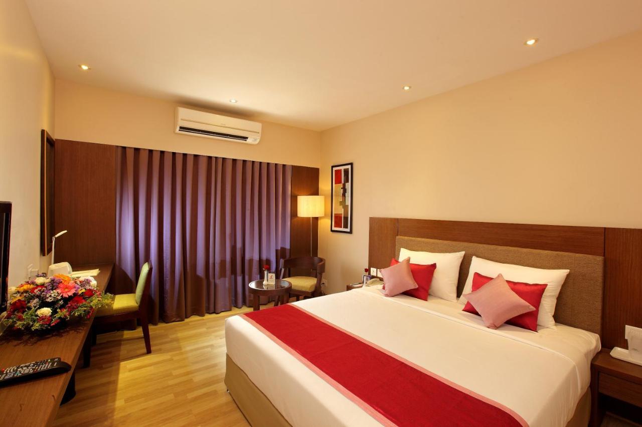 Park Residency Adoor Hotel Adur Buitenkant foto