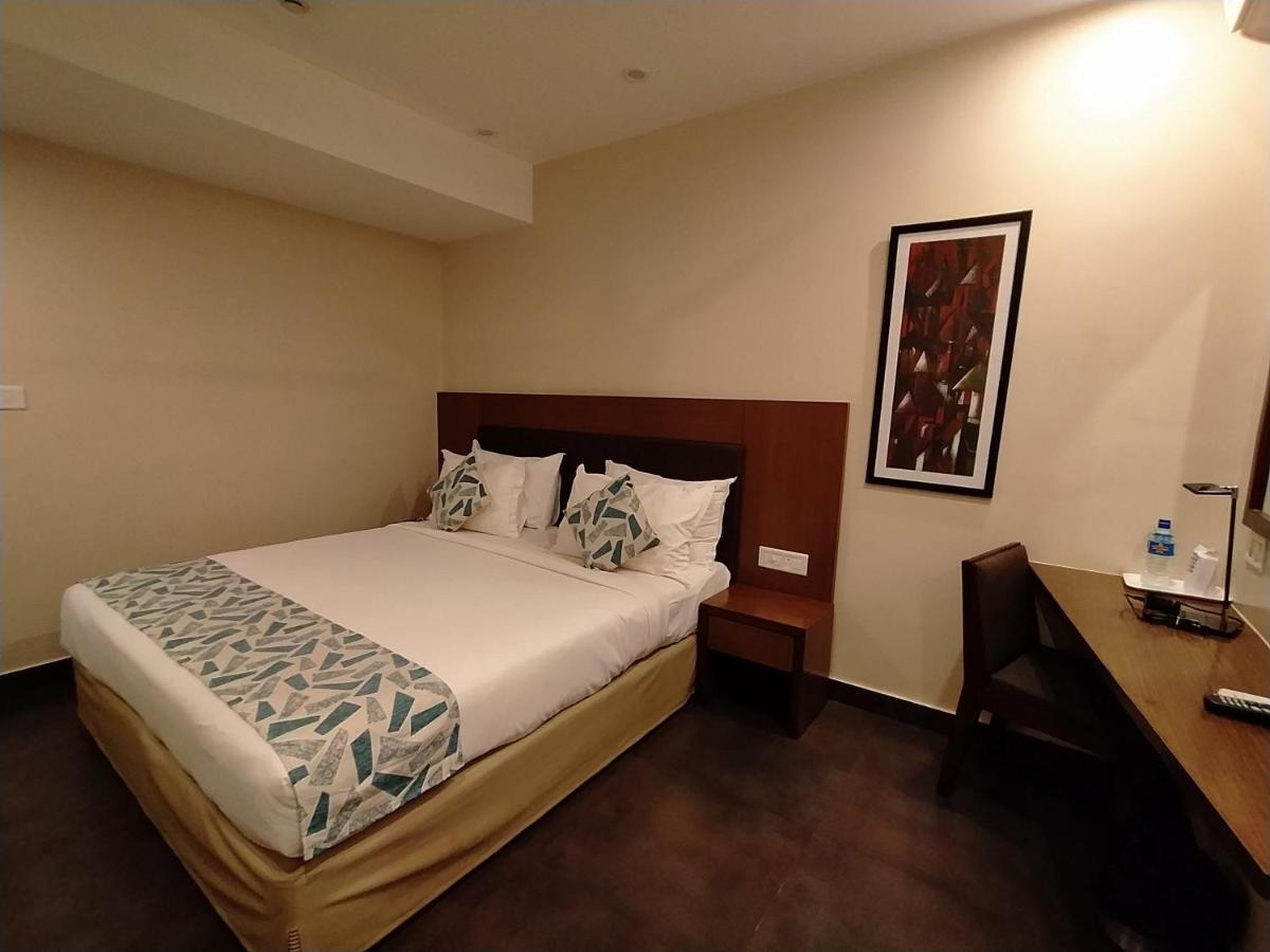 Park Residency Adoor Hotel Adur Buitenkant foto