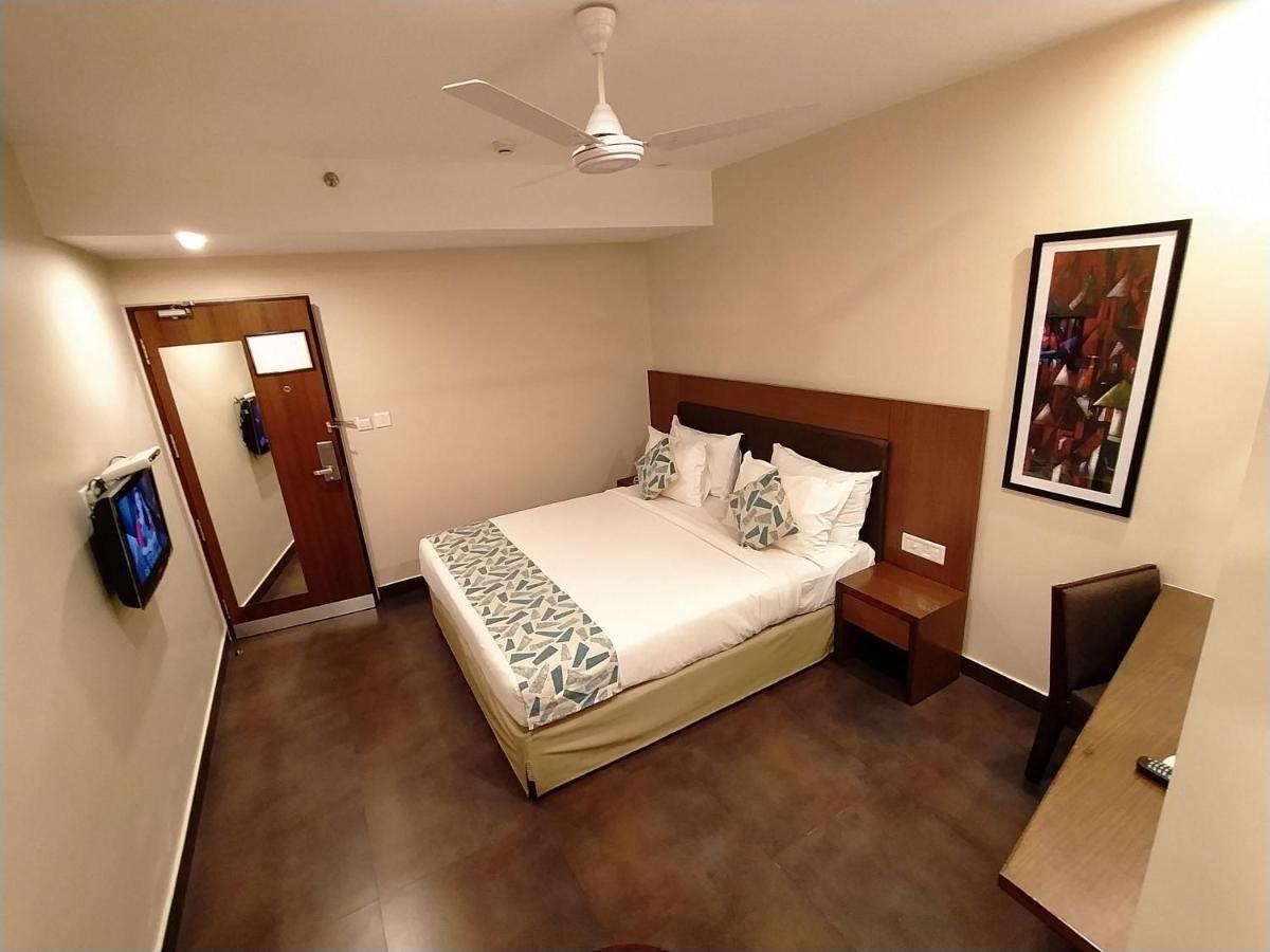 Park Residency Adoor Hotel Adur Buitenkant foto