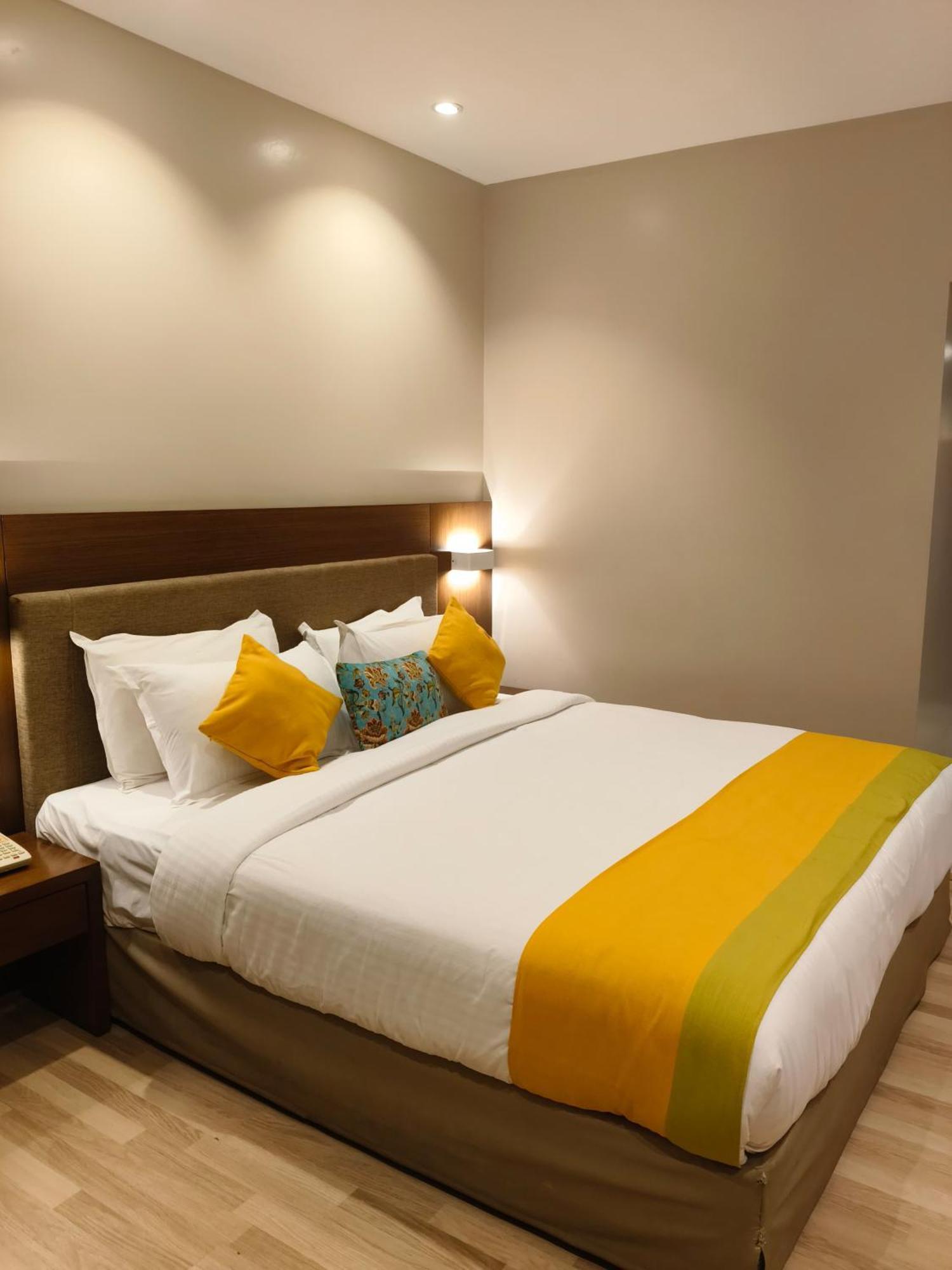 Park Residency Adoor Hotel Adur Buitenkant foto