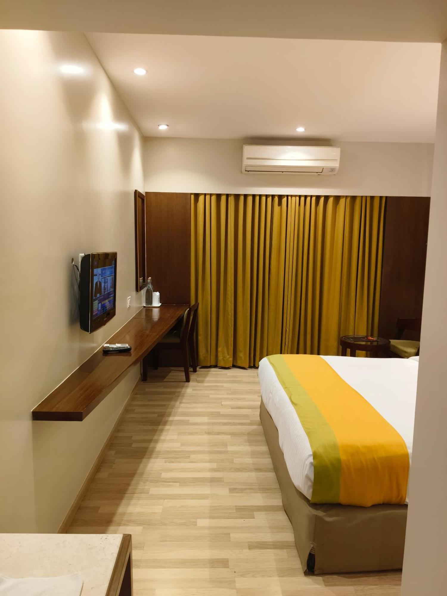 Park Residency Adoor Hotel Adur Buitenkant foto