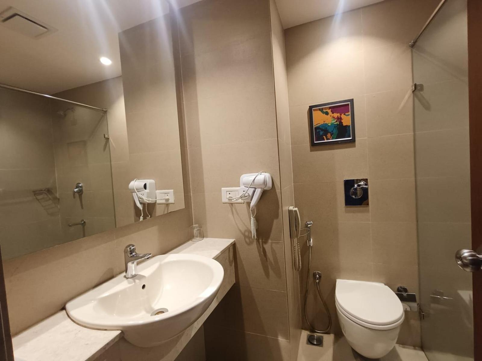 Park Residency Adoor Hotel Adur Buitenkant foto