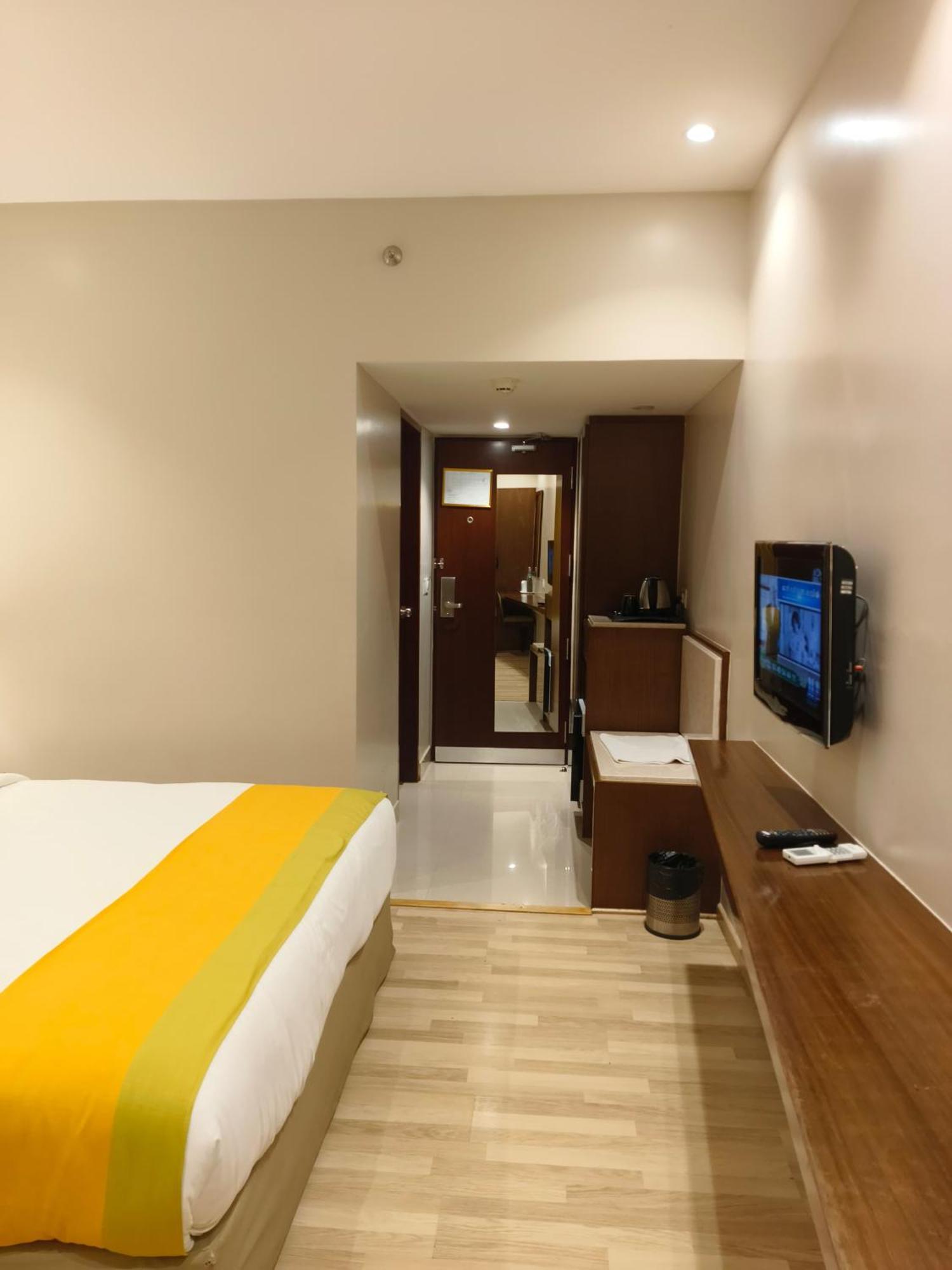 Park Residency Adoor Hotel Adur Buitenkant foto