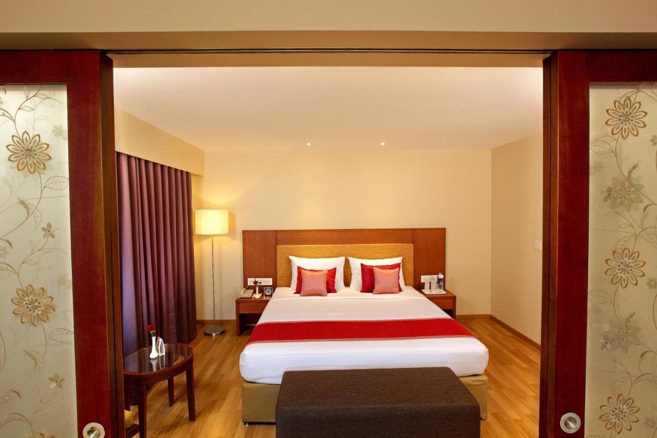 Park Residency Adoor Hotel Adur Buitenkant foto