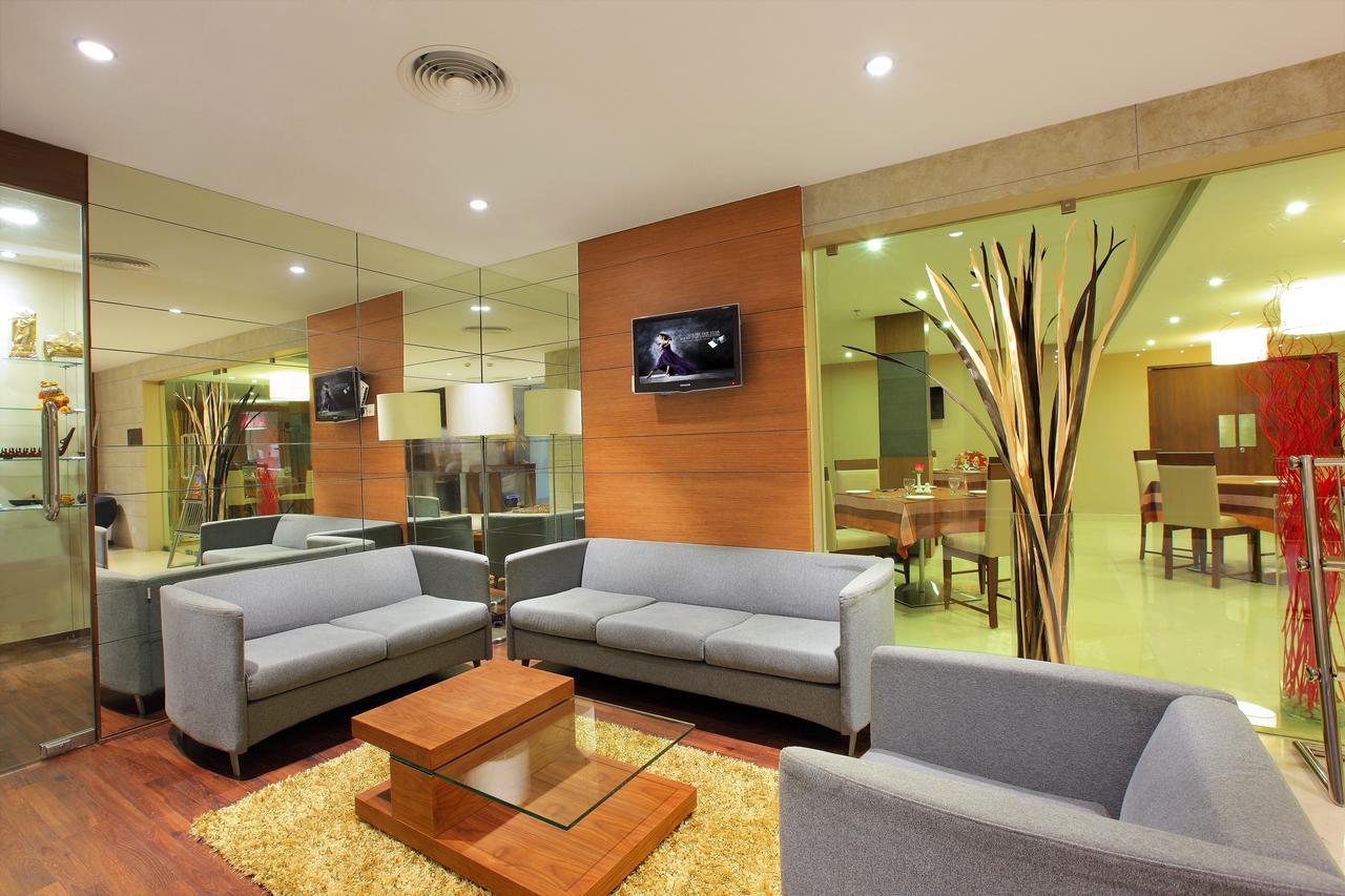 Park Residency Adoor Hotel Adur Buitenkant foto