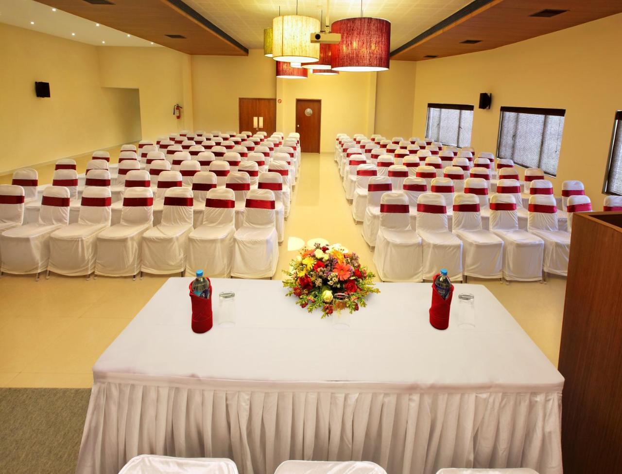 Park Residency Adoor Hotel Adur Buitenkant foto